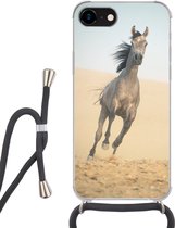 Hoesje met koord Geschikt voor iPhone SE 2020 - Paard - Zand - Woestijn - Siliconen - Crossbody - Backcover met Koord - Telefoonhoesje met koord - Hoesje met touw