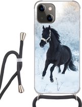Hoesje met koord Geschikt voor iPhone 13 - Paard - Sneeuw - Bos - Siliconen - Crossbody - Backcover met Koord - Telefoonhoesje met koord - Hoesje met touw