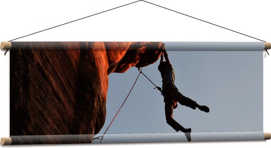 WallClassics - Textielposter - Bergbeklimmer aan Rotsachtige Berg - 90x30 cm Foto op Textiel