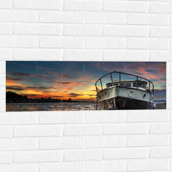 WallClassics - Muursticker - Schip op het Water met Oranje Lucht - 90x30 cm Foto op Muursticker