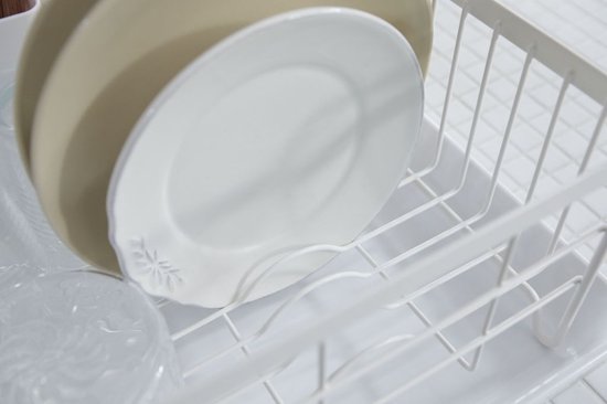 Détail d'assiettes blanches dans un égouttoir blanc.
