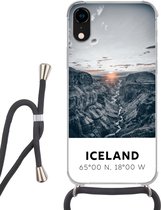 Hoesje met koord Geschikt voor iPhone XR - IJsland - Zon - Bergen - Siliconen - Crossbody - Backcover met Koord - Telefoonhoesje met koord - Hoesje met touw