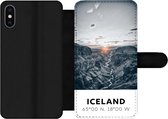 Bookcase Geschikt voor iPhone XS telefoonhoesje - IJsland - Zon - Bergen - Met vakjes - Wallet case met magneetsluiting