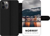 Bookcase Geschikt voor iPhone 11 Pro telefoonhoesje - Noorwegen - Scandinavië - Bergen - Winter - Met vakjes - Wallet case met magneetsluiting