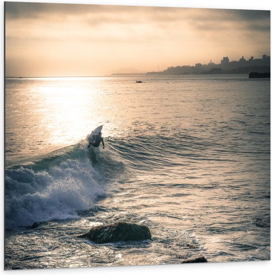 WallClassics - Dibond - Surfer op Zee aan de Kust - 100x100 cm Foto op Aluminium (Met Ophangsysteem)