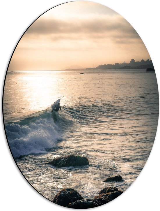 WallClassics - Dibond Ovaal - Surfer op Zee aan de Kust - 42x56 cm Foto op Ovaal (Met Ophangsysteem)