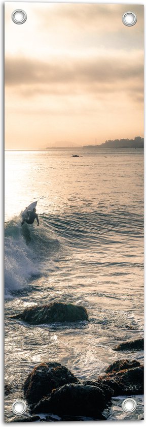 WallClassics - Tuinposter – Surfer op Zee aan de Kust - 20x60 cm Foto op Tuinposter  (wanddecoratie voor buiten en binnen)