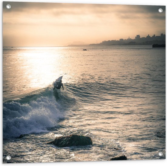 WallClassics - Tuinposter – Surfer op Zee aan de Kust - 80x80 cm Foto op Tuinposter  (wanddecoratie voor buiten en binnen)