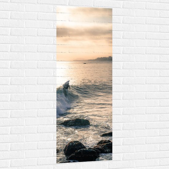 WallClassics - Muursticker - Surfer op Zee aan de Kust - 50x150 cm Foto op Muursticker