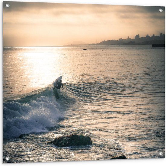 WallClassics - Tuinposter – Surfer op Zee aan de Kust - 100x100 cm Foto op Tuinposter  (wanddecoratie voor buiten en binnen)