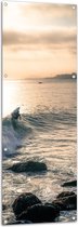 WallClassics - Tuinposter – Surfer op Zee aan de Kust - 50x150 cm Foto op Tuinposter  (wanddecoratie voor buiten en binnen)