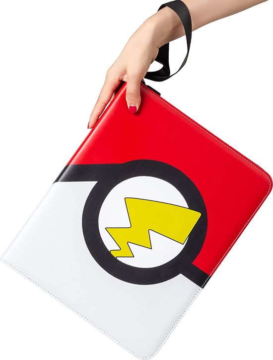 Hand met rode nagels houdt een rode en witte map vast met opdruk van de Poké Ball en gele bliksemschicht.