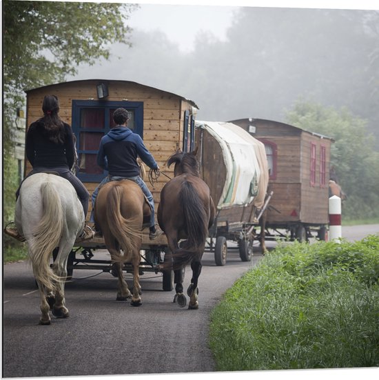 WallClassics - Dibond - Ouderwetse Caravan met Paard en Wagen - 80x80 cm Foto op Aluminium (Met Ophangsysteem)