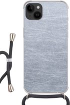Geschikt voorApple Iphone 14 Plus - Crossbody Case - Metaal print - Grijs - Krassen - Siliconen - Crossbody - Backcover met Koord - Telefoonhoesje met koord - Hoesje met touw