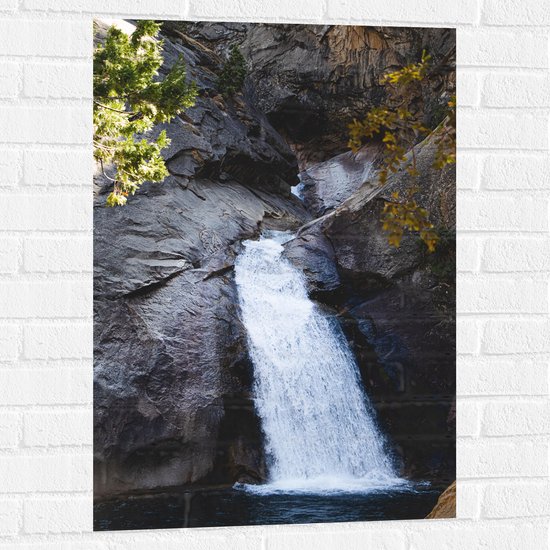 WallClassics - Muursticker - Kleine Waterval van Rots af - 60x90 cm Foto op Muursticker