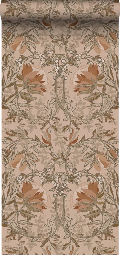 Beige behang met een bruin en oranje bloemenpatroon in art nouveau stijl.