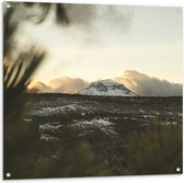 WallClassics - Tuinposter – Witte Sneeuwberg in Landschap met Wolken - 100x100 cm Foto op Tuinposter  (wanddecoratie voor buiten en binnen)
