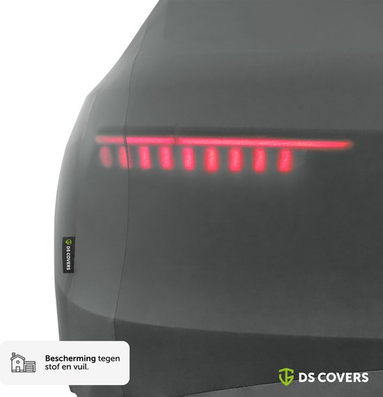 Grijze DS COVERS autohoes toont een oplichtend rood achterlicht, met het label 'Bescherming tegen stof en vuil'.