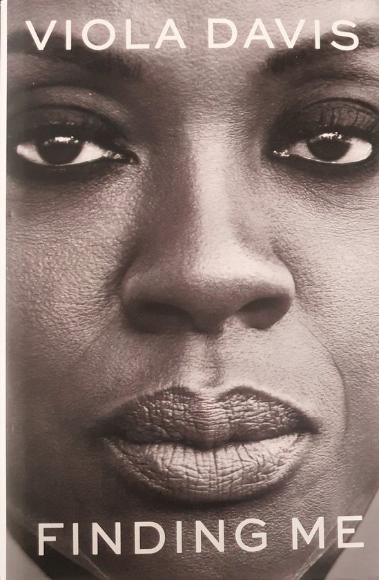 Close-up van het gezicht van Viola Davis, met de titel "Finding Me".