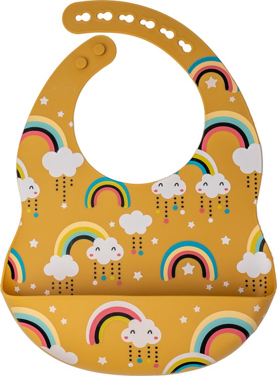 Geel slabbetje met regenboog-, wolkjes- en sterrenpatroon.