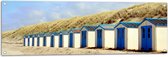 WallClassics - Tuinposter – Blauw met Witte Strandhuisjes - 120x40 cm Foto op Tuinposter  (wanddecoratie voor buiten en binnen)