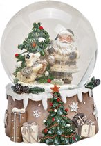 Boule à neige Père Noël et chien à l'arbre de Noël décoré avec des cadeaux sur un socle décoré avec art avec arbre de Noël et cadeaux 6,5 x 8,5 cm