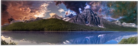 WallClassics - Vlag - Vulkaan tussen Bergen en Sterren - 60x20 cm Foto op Polyester Vlag