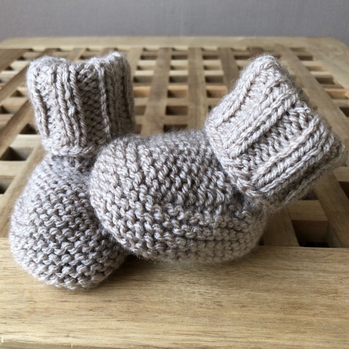 Babyslofjes 0-6 maanden |gebreid | Beige | handgemaakt | baby cadeau | baby shower cadeau | kraamcadeau | pantoffels meisjes jongens | warme pantoffels |
