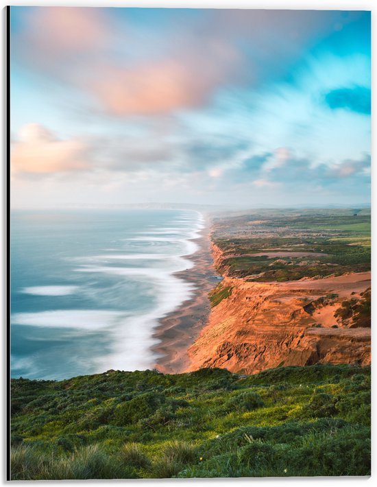 WallClassics - Dibond - Landschap met Begroeiing langs Zee - 30x40 cm Foto op Aluminium (Wanddecoratie van metaal)