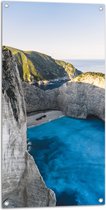 WallClassics - Tuinposter – Navagio Strand in Griekenland - 50x100 cm Foto op Tuinposter  (wanddecoratie voor buiten en binnen)