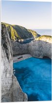 WallClassics - Acrylglas - Navagio Strand in Griekenland - 50x100 cm Foto op Acrylglas (Wanddecoratie op Acrylaat)