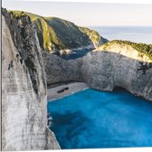 WallClassics - Dibond - Navagio Strand in Griekenland - 80x80 cm Foto op Aluminium (Wanddecoratie van metaal)