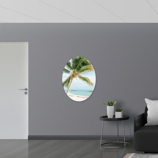 WallClassics - Dibond Ovaal - Palmboom op Wit Strand - 72x96 cm Foto op Ovaal (Met Ophangsysteem)