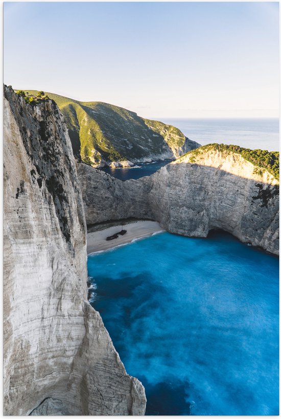 WallClassics - Poster Glanzend – Navagio Strand in Griekenland - 40x60 cm Foto op Posterpapier met Glanzende Afwerking
