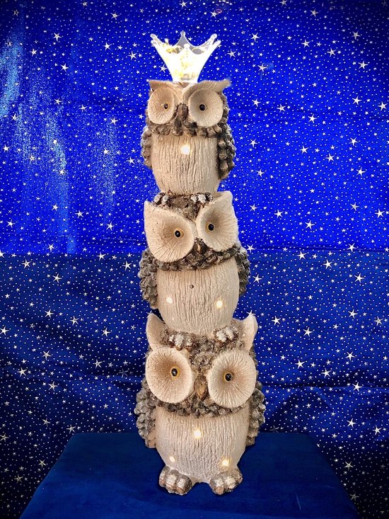 Trio uilen met kroontje grijs LED light 77 cm hoog - resin - winterfiguurtje - wintercollectie - eindejaarcollectie - decoratiefiguur - interieur - geschikt voor binnen - kerstcollectie - kerstdecoratie - kerstfiguur - cadeau- geschenk