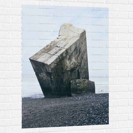 WallClassics - Muursticker - Grote Hoekige Steen op Kiezestrand - 80x120 cm Foto op Muursticker