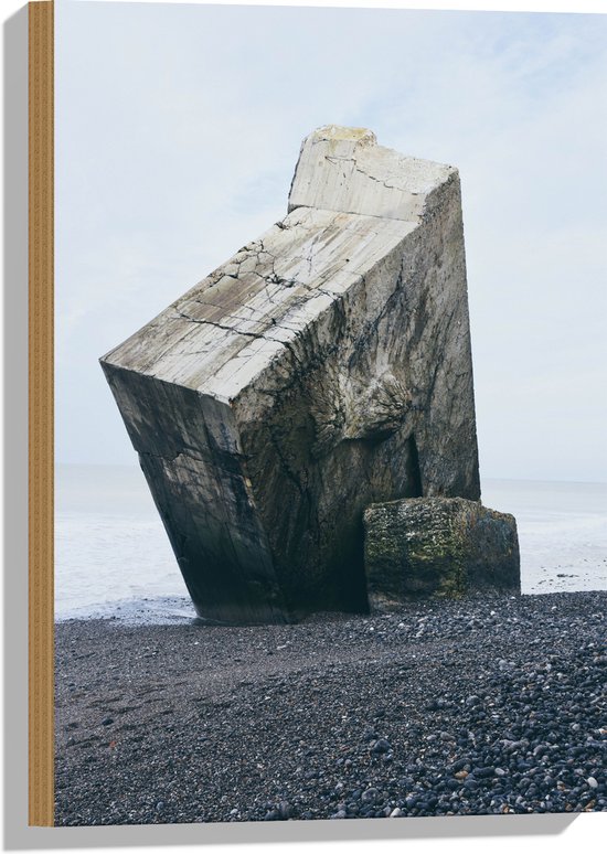 WallClassics - Hout - Grote Hoekige Steen op Kiezestrand - 40x60 cm - 12 mm dik - Foto op Hout (Met Ophangsysteem)