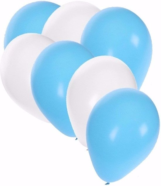 Een groep lichtblauwe en witte ballonnen.