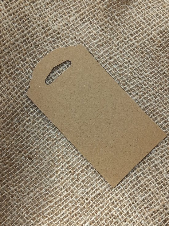 Kraft label rechthoekig met afgeronde bovenkant en driehoekig handvatgat op jute ondergrond.