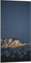 WallClassics - Vlag - Heldere Sterrenhemel boven Witte Bergtoppen - 50x100 cm Foto op Polyester Vlag