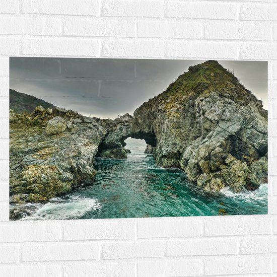 WallClassics - Muursticker - Bergen met Tunnel in de Zee - 90x60 cm Foto op Muursticker