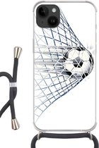 Geschikt voorApple Iphone 14 Plus - Crossbody Case - Een illustratie van een voetbal die het doel in gaat - Jongetjes - Meisjes - Kids - Siliconen - Crossbody - Backcover met Koord - Telefoonhoesje met koord - Hoesje met touw