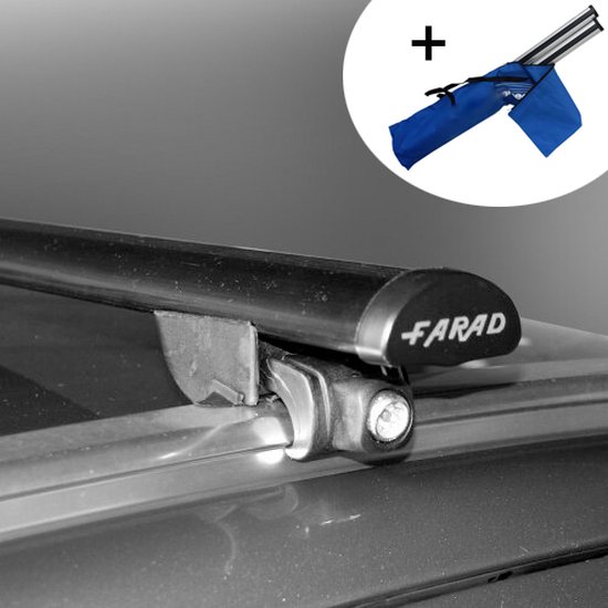 Gros plan d'une barre de toit noire sur une voiture, avec un sac de ski bleu à côté.