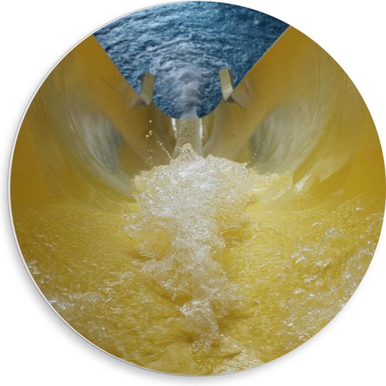 WallClassics - PVC Schuimplaat Muurcirkel - Gele Glijbaan met Stromend Water - 50x50 cm Foto op Muurcirkel (met ophangsysteem)