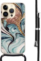 Hoesje met koord - Geschikt voor iPhone 14 Pro - Marmer blauw swirl - Verstelbaar zwart koord - Transparant, Blauw, Goud - Marmer - Leuke Telefoonhoesjes