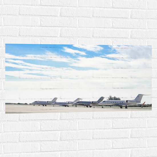 WallClassics - Muursticker - Vliegtuigen Geparkeerd op het Vliegveld - 100x50 cm Foto op Muursticker