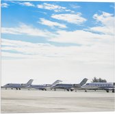 WallClassics - Drapeau - Avions stationné à l'aéroport - Photo 50x50 cm sur drapeau polyester