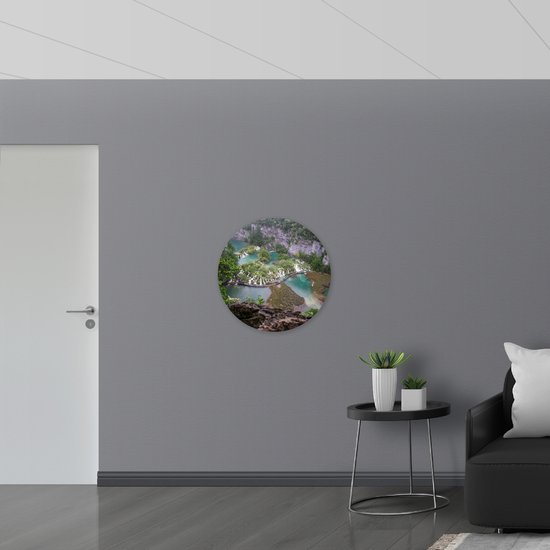 WallClassics - Cercle mural en panneau de mousse PVC - Vue de dessus du pont le long des lacs de Plitvice - Photo 70x70 cm sur cercle mural (avec système de suspension)