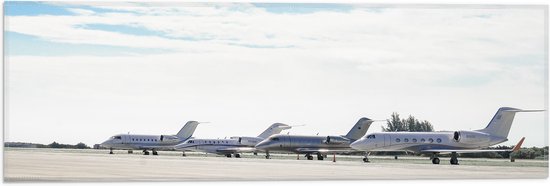 WallClassics - Vlag - Vliegtuigen Geparkeerd op het Vliegveld - 60x20 cm Foto op Polyester Vlag