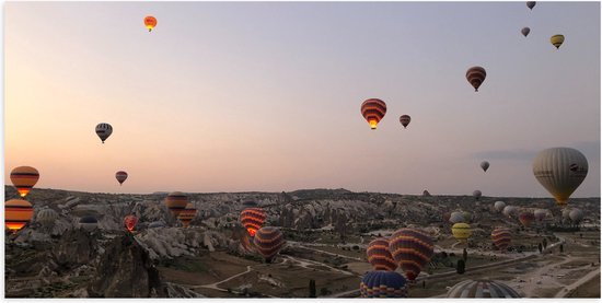 WallClassics - Poster Glossy - Montgolfières au-dessus d'un paysage montagneux - 100x50 cm Photo sur Papier Poster avec Finition Brillante